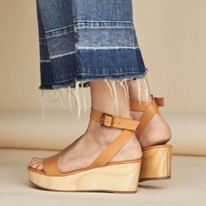 Nisolo Wooden Sarita Wedge in Whiskey color